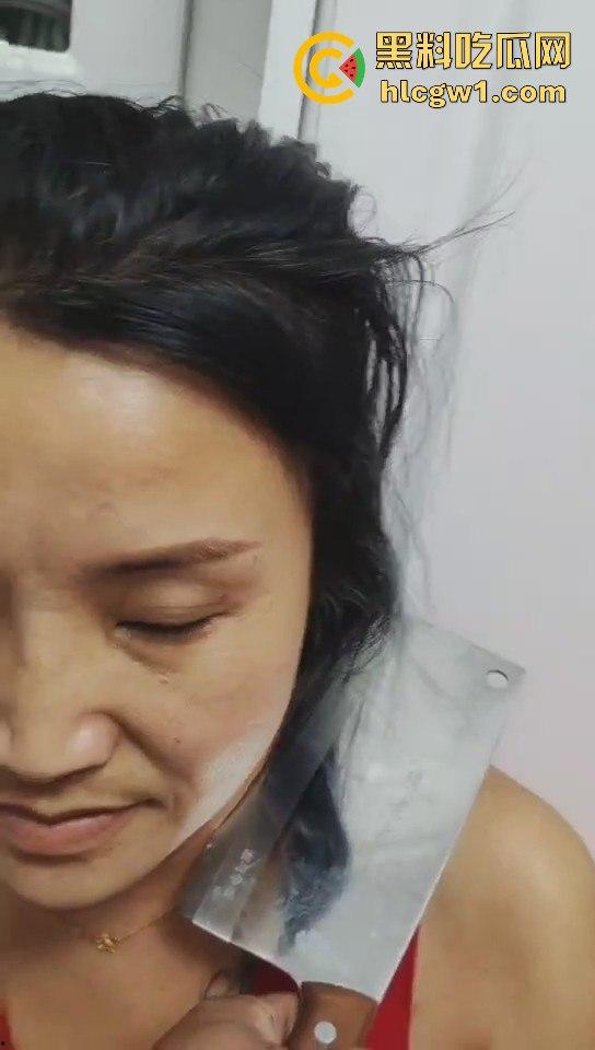 南昌捉奸场面火爆！刀都架婊子脖子上了，狗男人还裹被子怕走光，真是笑死人！  第4张