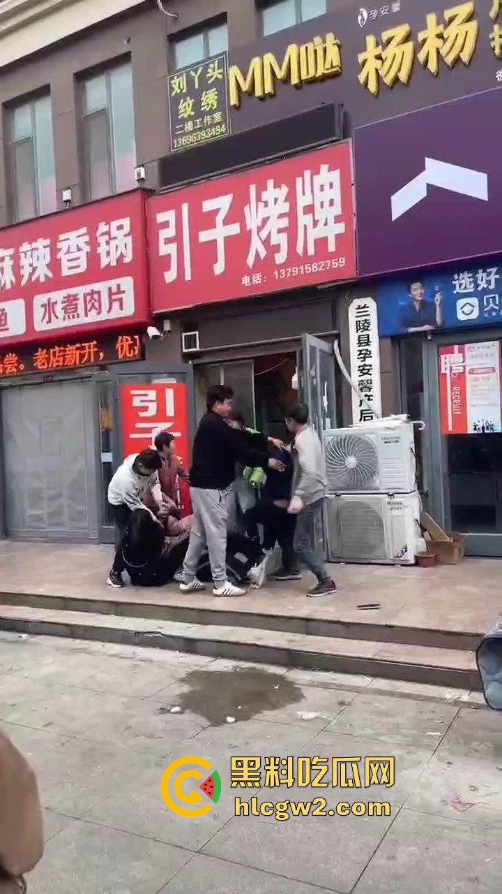 兰陵女子带娃吃饭不给钱，白嫖麻辣香锅还发飙！灰衣男冲上去补刀打女人，装得比谁都狠真是个逼养的！  第6张