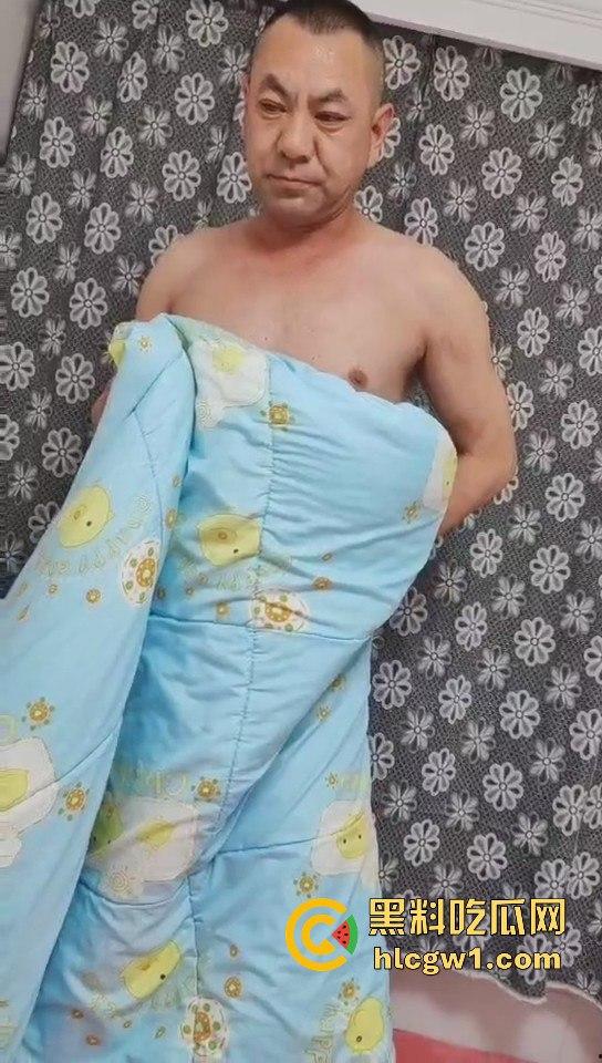 南昌捉奸场面火爆！刀都架婊子脖子上了，狗男人还裹被子怕走光，真是笑死人！  第5张