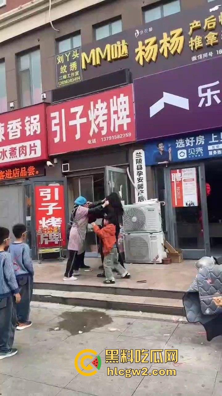 兰陵女子带娃吃饭不给钱，白嫖麻辣香锅还发飙！灰衣男冲上去补刀打女人，装得比谁都狠真是个逼养的！  第8张