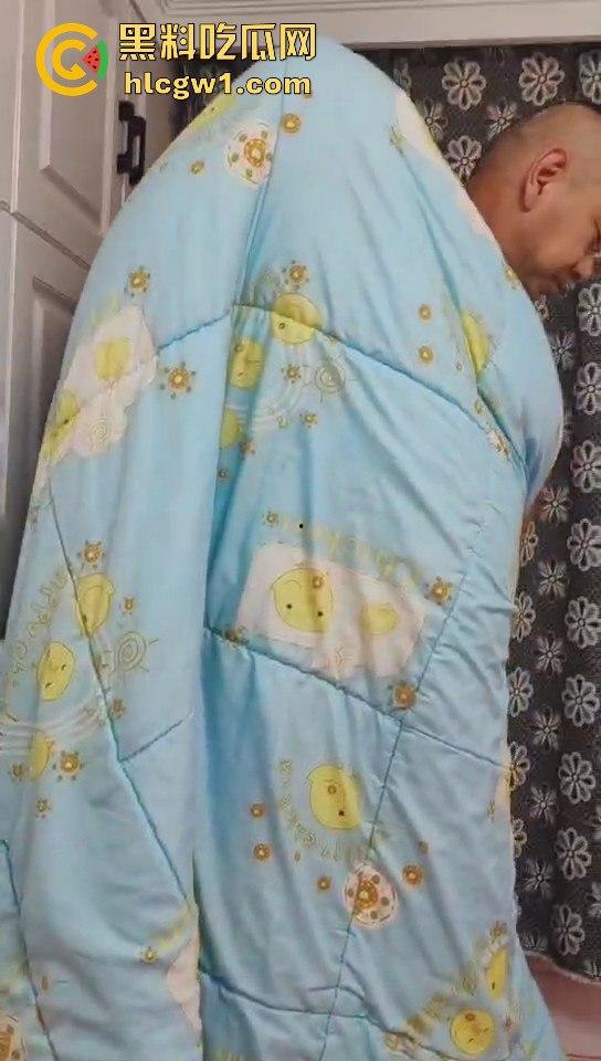 南昌捉奸场面火爆！刀都架婊子脖子上了，狗男人还裹被子怕走光，真是笑死人！  第6张