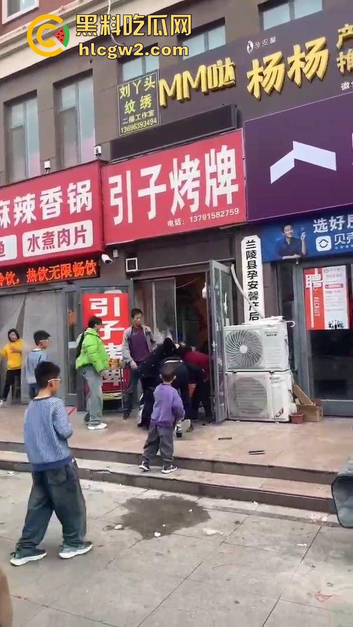 兰陵女子带娃吃饭不给钱，白嫖麻辣香锅还发飙！灰衣男冲上去补刀打女人，装得比谁都狠真是个逼养的！  第9张