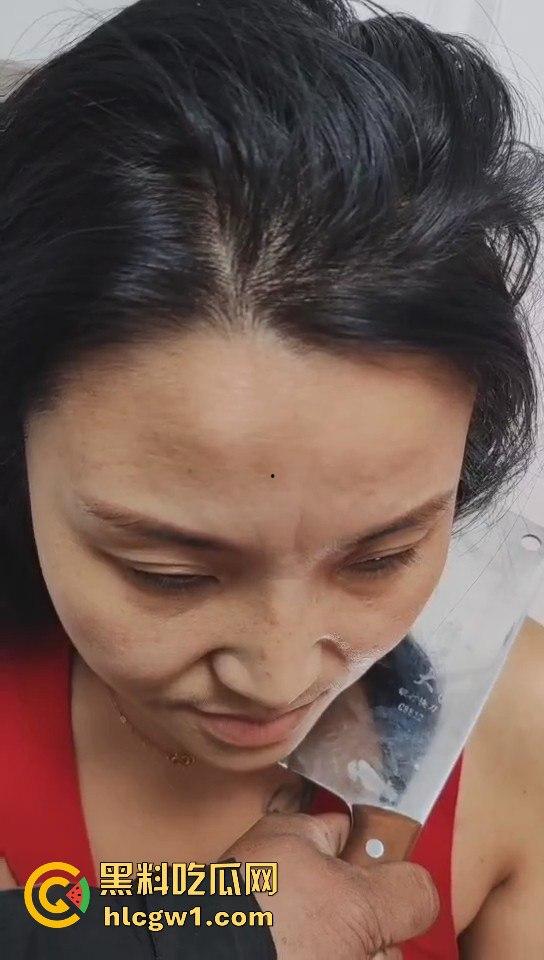 南昌捉奸场面火爆！刀都架婊子脖子上了，狗男人还裹被子怕走光，真是笑死人！  第7张