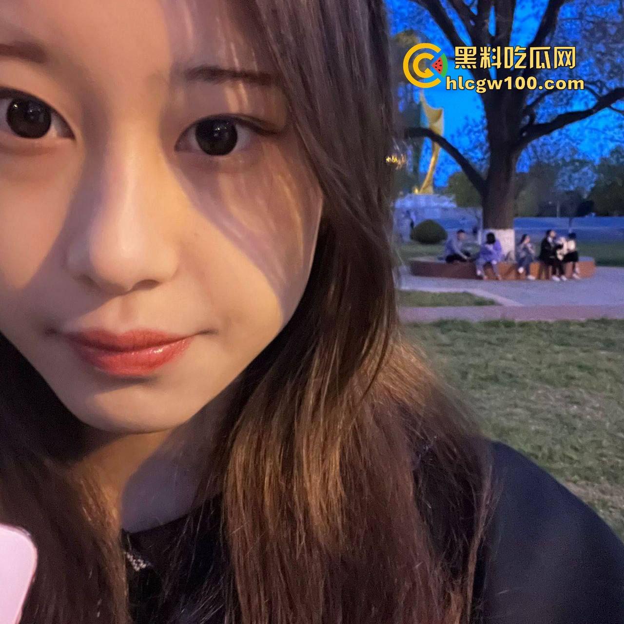 西安大学大三学姐【林诗诗】私密自拍外流！清纯脸蛋配骚浪劲儿，边打游戏边有男友大棒伺候。  第13张