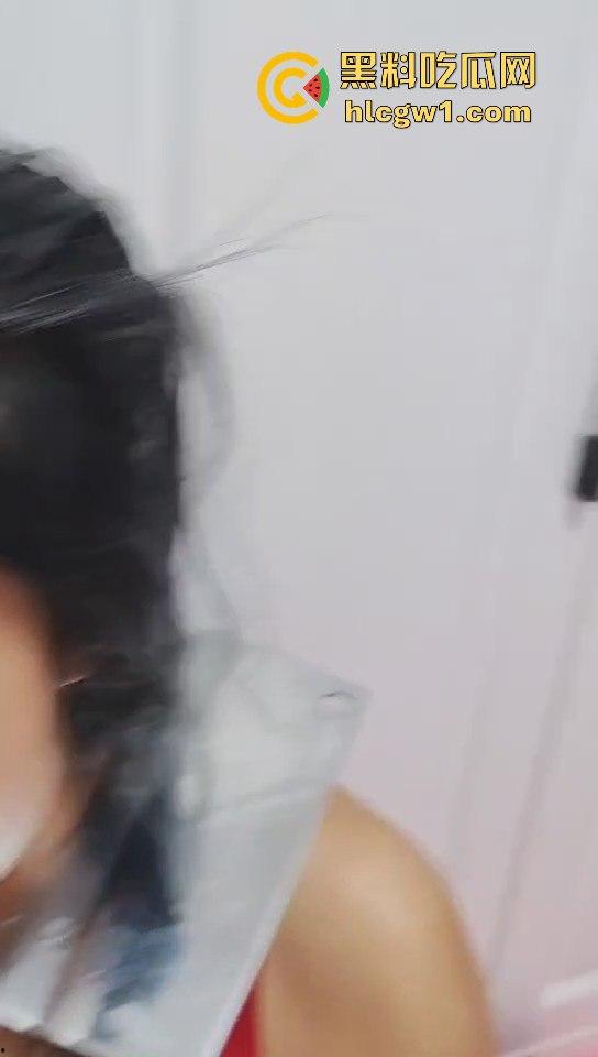 南昌捉奸场面火爆！刀都架婊子脖子上了，狗男人还裹被子怕走光，真是笑死人！  第8张