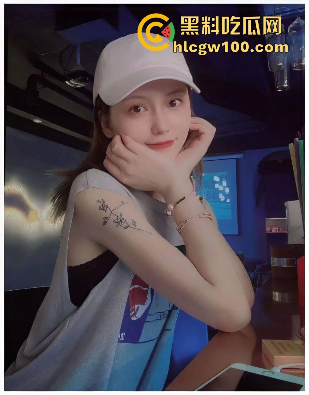 东航空姐『阮梦晨』空姐变老司机 男友摸奶她撸鸡 一手方向盘一手撸鸡  只能撸不能插馋得直冒汗！ 第3张