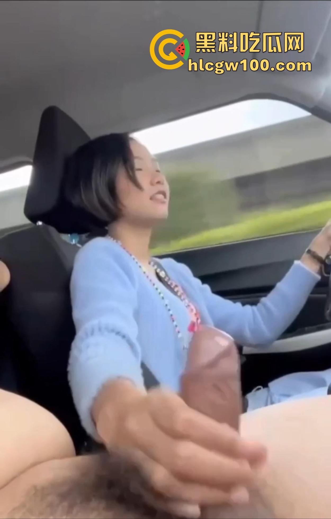 东航空姐『阮梦晨』空姐变老司机 男友摸奶她撸鸡 一手方向盘一手撸鸡  只能撸不能插馋得直冒汗！ 第5张