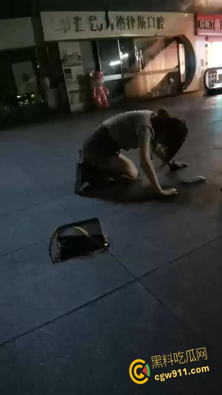 最佳损友一美女喝多了，竟旁若无人脱下牛仔短裙，直接随地大小便，这小翘臀也是又大又白！  第1张