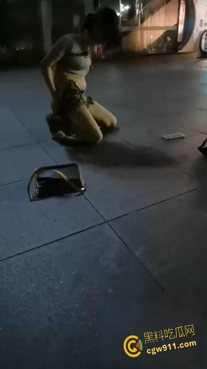 最佳损友一美女喝多了，竟旁若无人脱下牛仔短裙，直接随地大小便，这小翘臀也是又大又白！  第2张