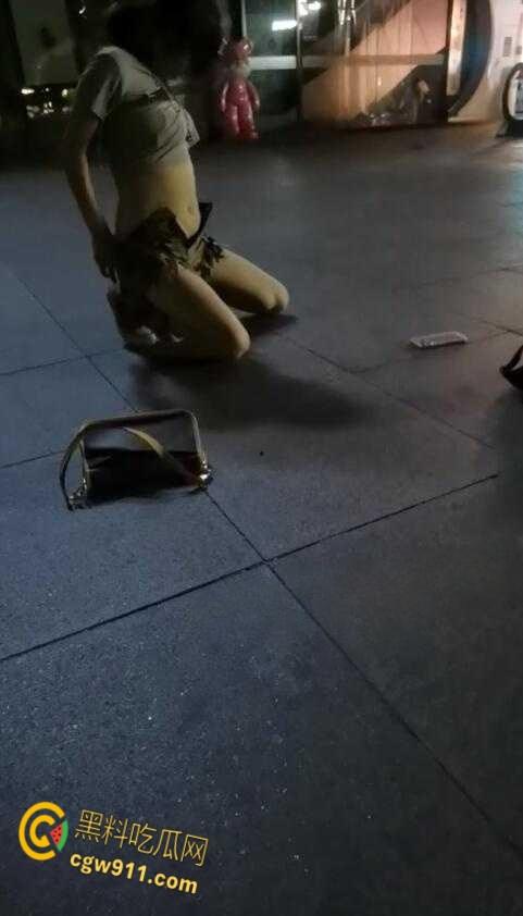 最佳损友一美女喝多了，竟旁若无人脱下牛仔短裙，直接随地大小便，这小翘臀也是又大又白！  第4张