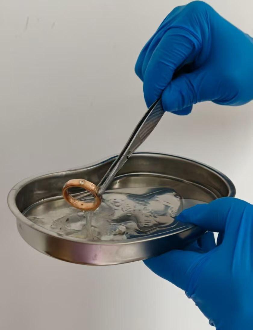 金主酒吧消费巨款，陪酒女为博金主一笑，酒后拳交，玩大了，金主爸爸手上戒指卡里面！  第2张