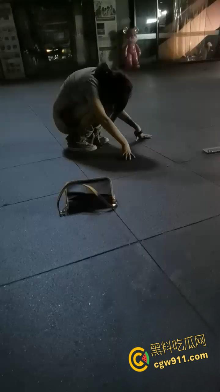 最佳损友一美女喝多了，竟旁若无人脱下牛仔短裙，直接随地大小便，这小翘臀也是又大又白！  第5张