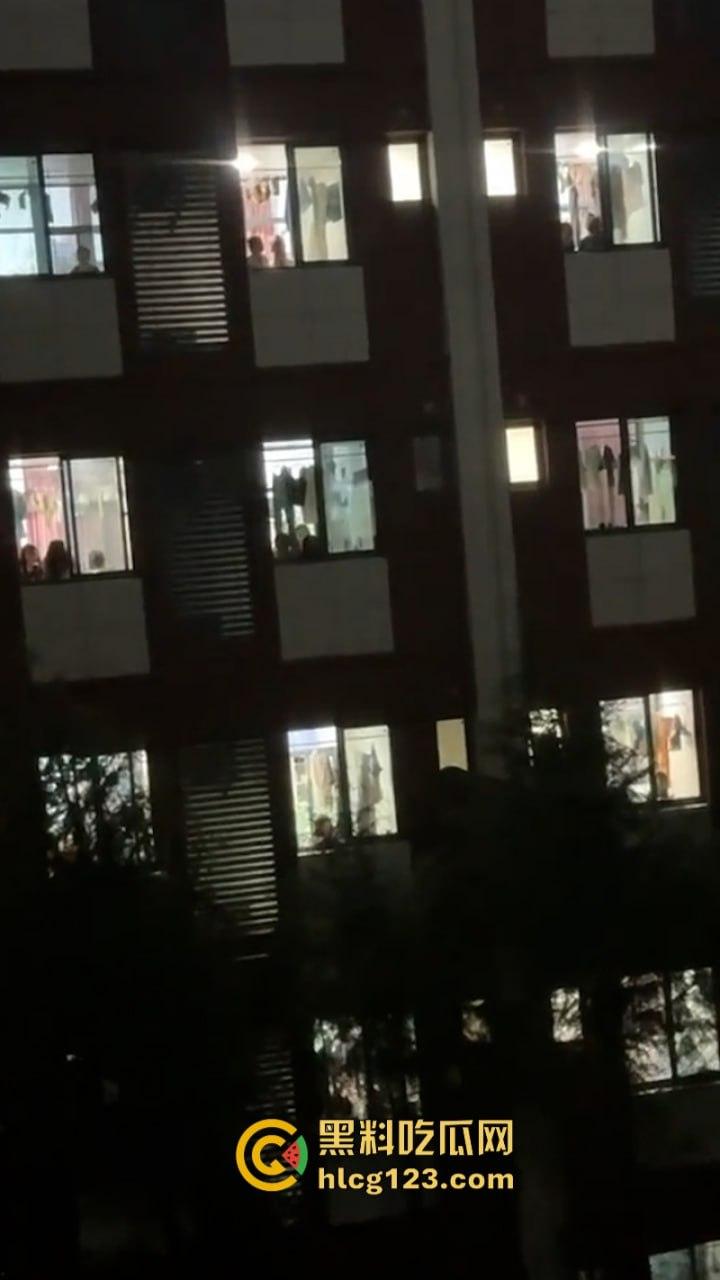 这真忍不了！【西安信息职业学院】因不满高额宿费 还断电断网学生集体硬核喊楼退钱  第3张