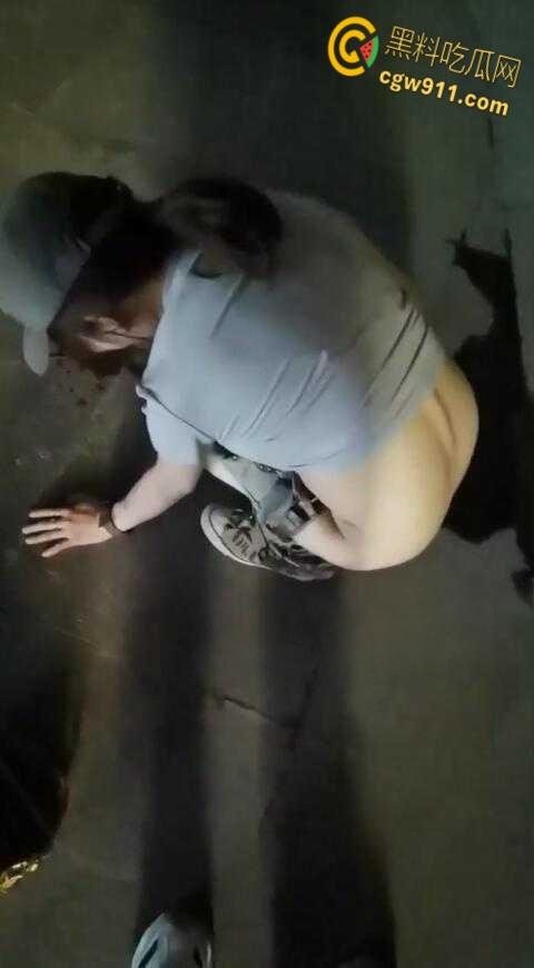 最佳损友一美女喝多了，竟旁若无人脱下牛仔短裙，直接随地大小便，这小翘臀也是又大又白！  第6张