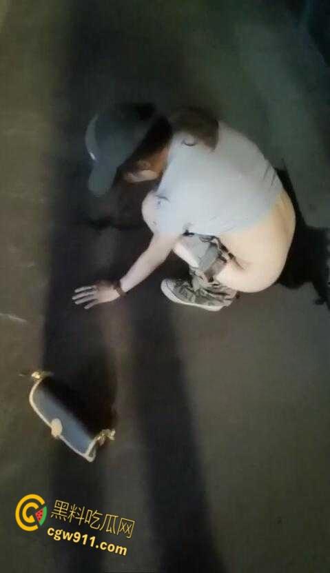 最佳损友一美女喝多了，竟旁若无人脱下牛仔短裙，直接随地大小便，这小翘臀也是又大又白！  第7张