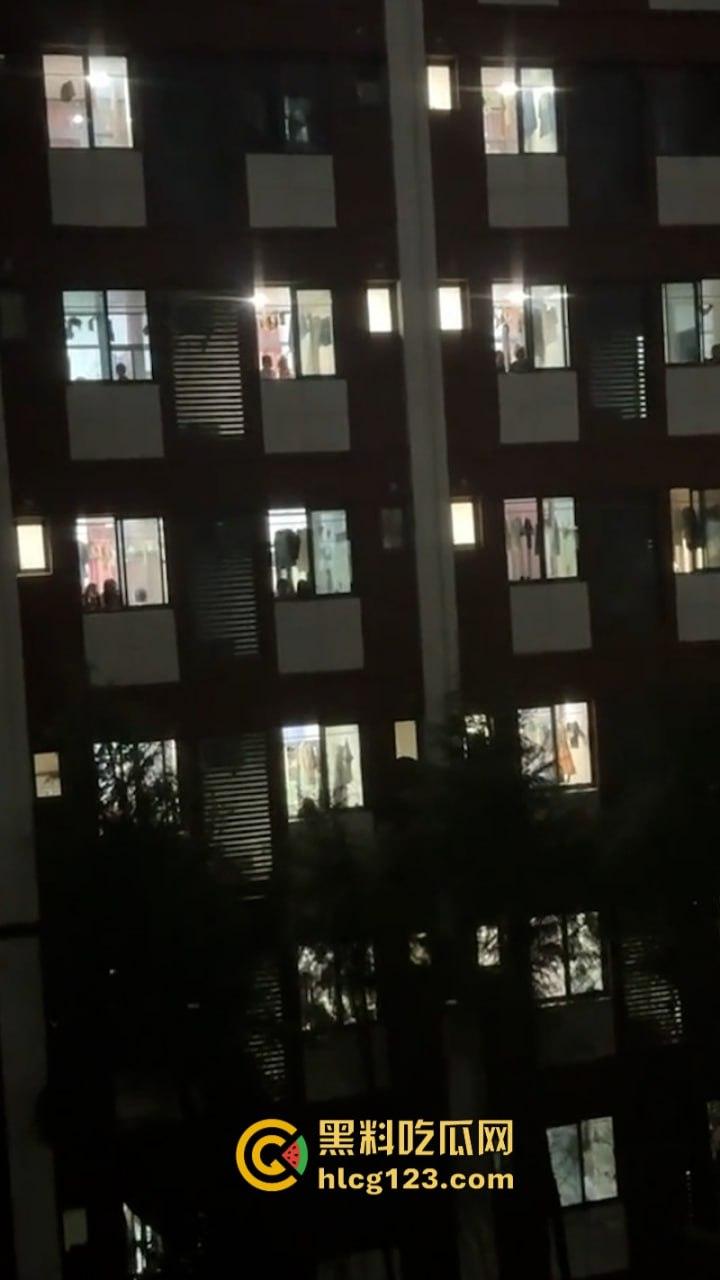 这真忍不了！【西安信息职业学院】因不满高额宿费 还断电断网学生集体硬核喊楼退钱  第5张