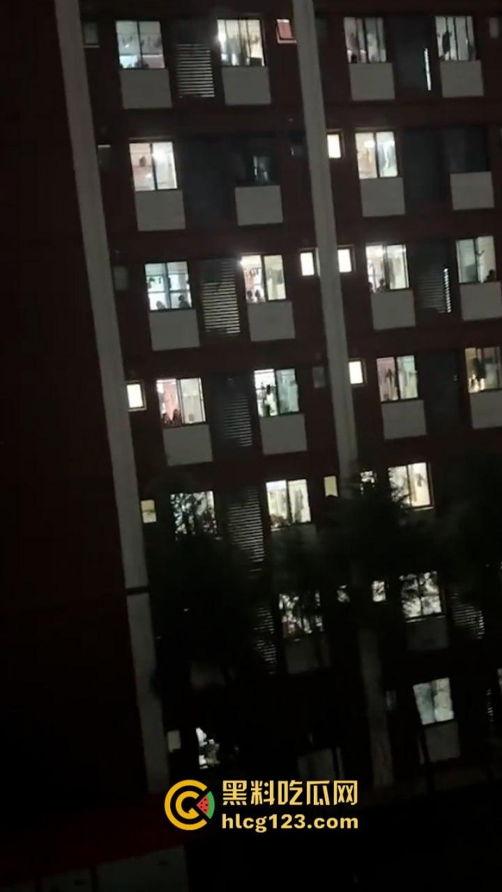 这真忍不了！【西安信息职业学院】因不满高额宿费 还断电断网学生集体硬核喊楼退钱  第7张