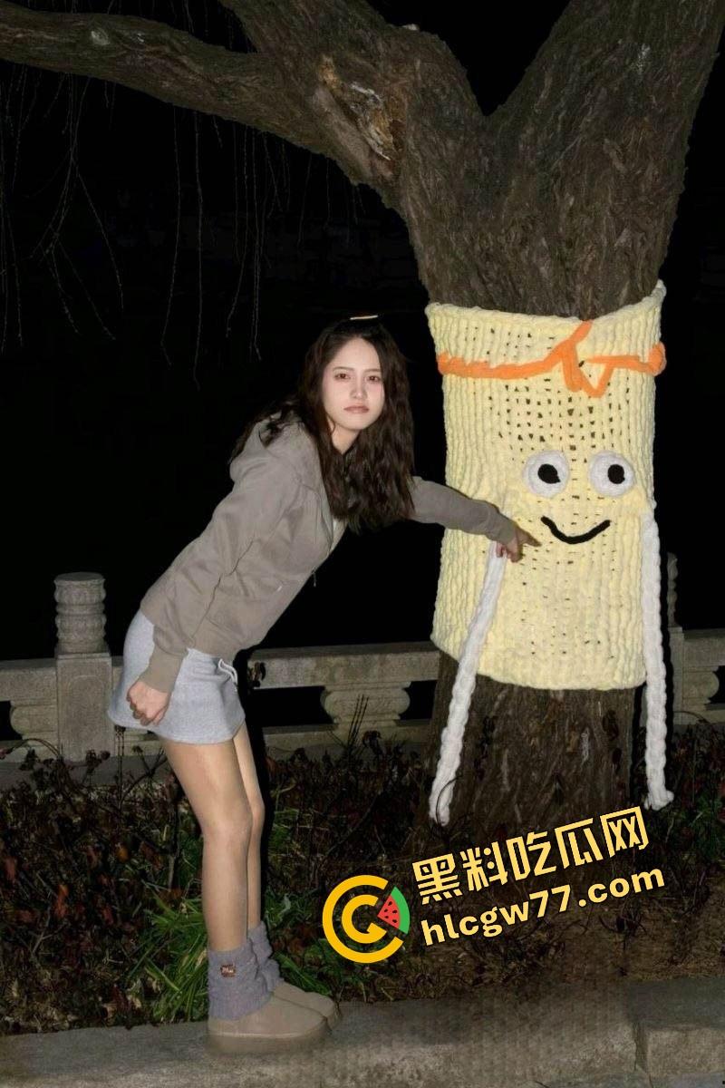 上海职院学院女神【潘玥】白裙学霸私下变性奴沉迷炮火，被同学轮操不够还主动给大叔爆肛！  第1张