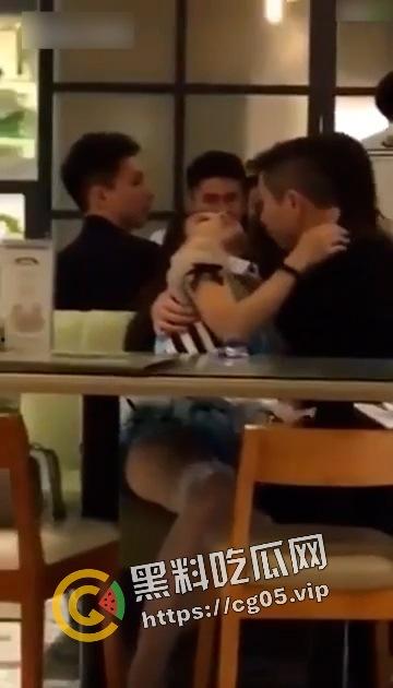 香港 LFC 茶楼内男子和喝醉的cos女孩当着警擦面抠逼 热吻  第3张