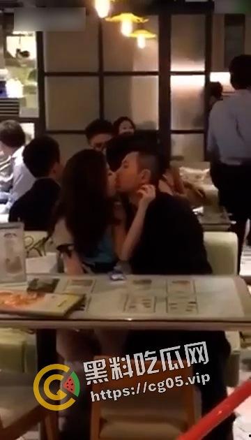 香港 LFC 茶楼内男子和喝醉的cos女孩当着警擦面抠逼 热吻  第4张