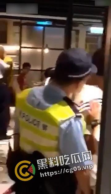 香港 LFC 茶楼内男子和喝醉的cos女孩当着警擦面抠逼 热吻  第6张