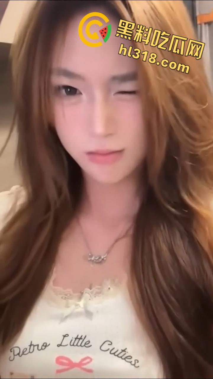 抖音网红福利姬【郁小月】，性感开档黑丝露出，白虎嫩穴一览无疑，这样的美脚不足交可惜了!  第3张