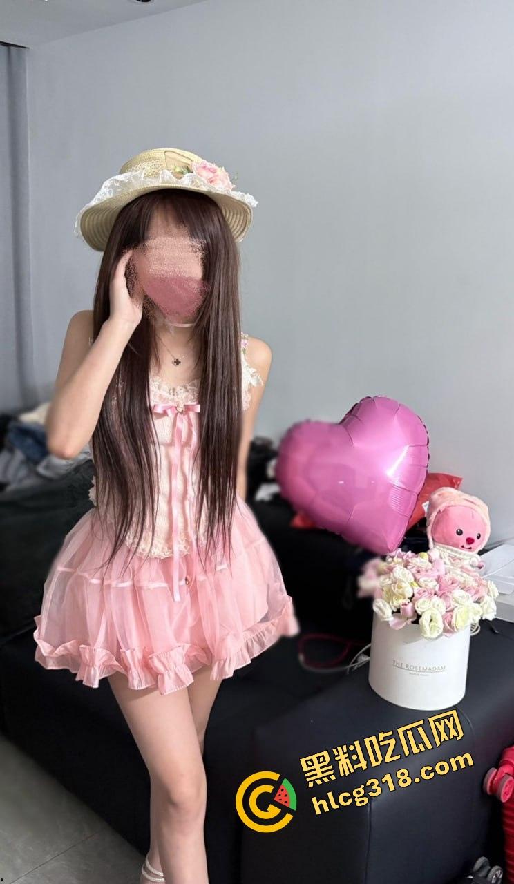 什么反人类操作？一边舔一边插，双飞还能左右开弓还能翻身换位，这身体素质简直是性爱奥运金牌级！  第1张