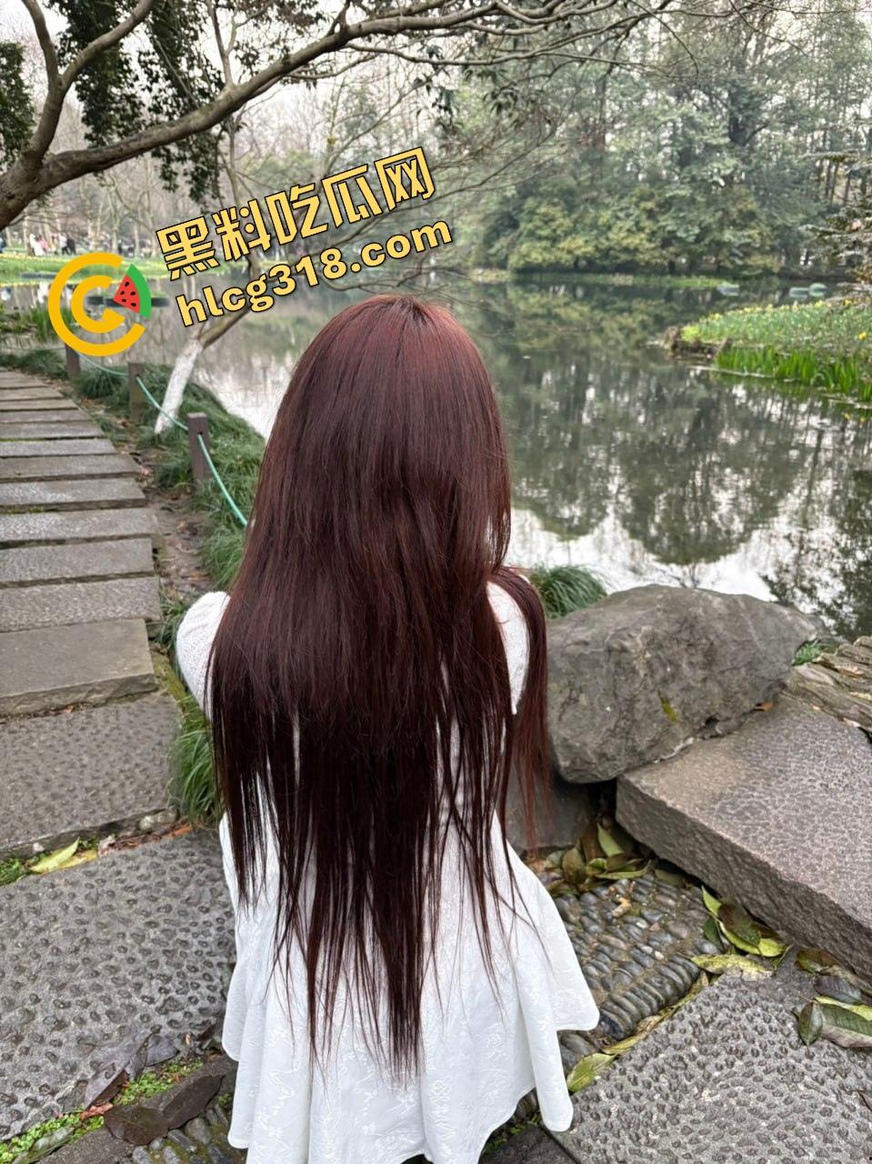 什么反人类操作？一边舔一边插，双飞还能左右开弓还能翻身换位，这身体素质简直是性爱奥运金牌级！  第4张