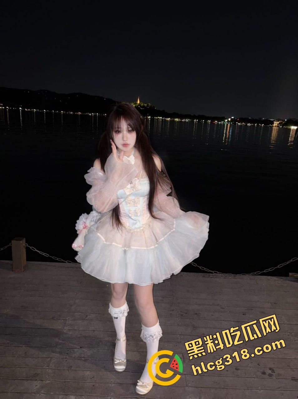 什么反人类操作？一边舔一边插，双飞还能左右开弓还能翻身换位，这身体素质简直是性爱奥运金牌级！  第6张