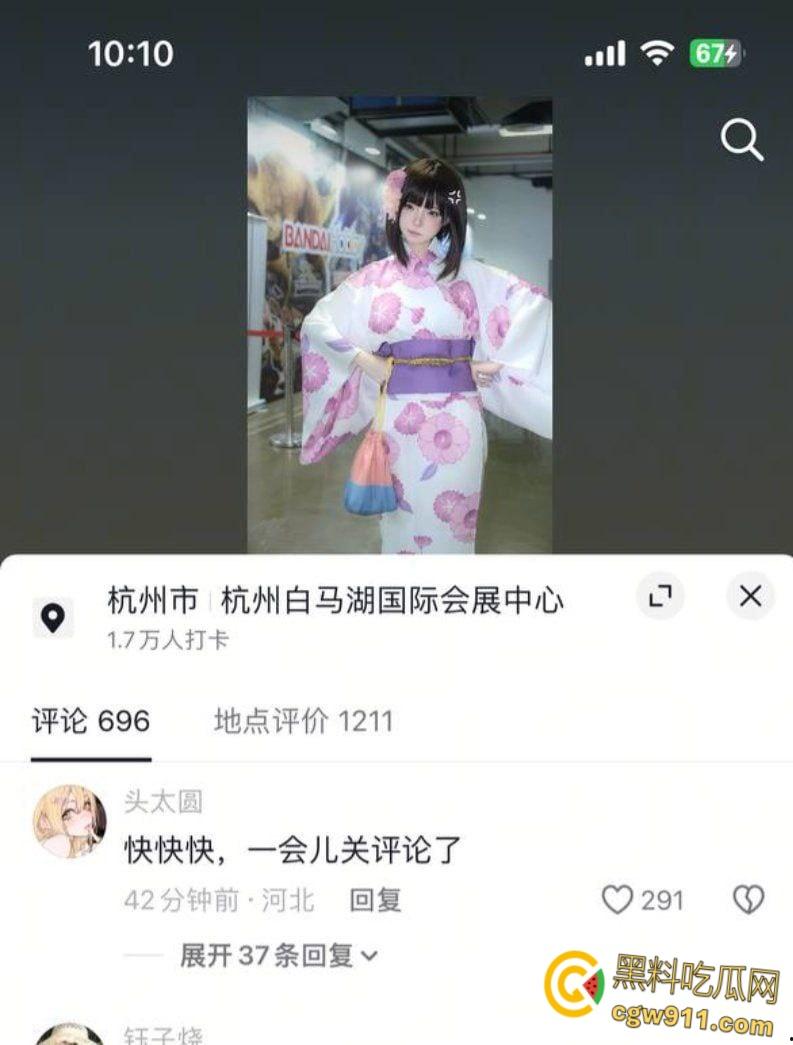 抖音清纯女Coser【鸢饱】，母女联手打造爱情骗局，一年狂揽金主30万，疯狂约炮白虎骚穴被打桩爆操！  第2张