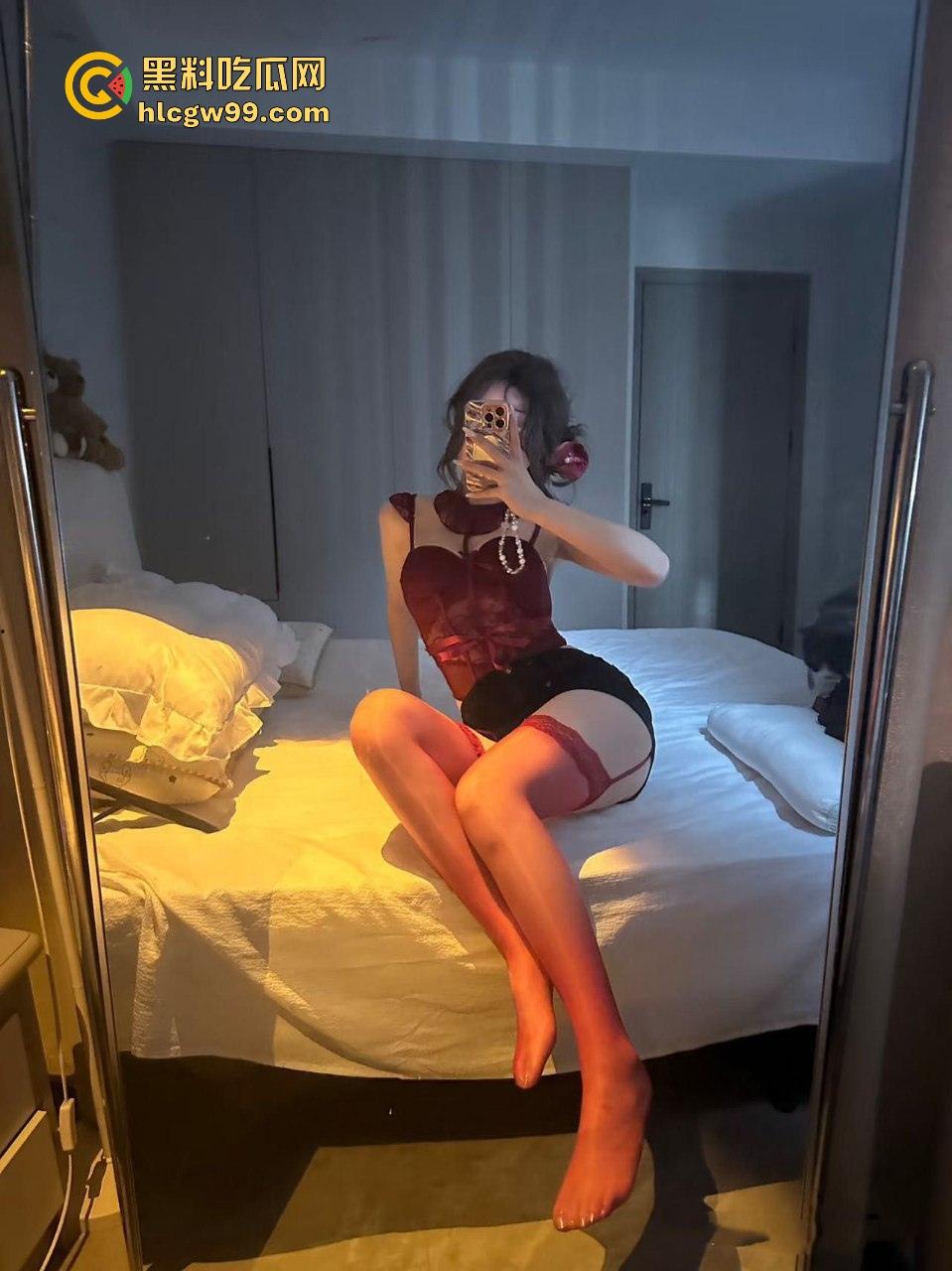 全裸健身秀绝对吸睛！妹子一边练身体一边晃胸，俩奶子晃得像水袋，弹性真特么好，让人看了想流汗！  第2张