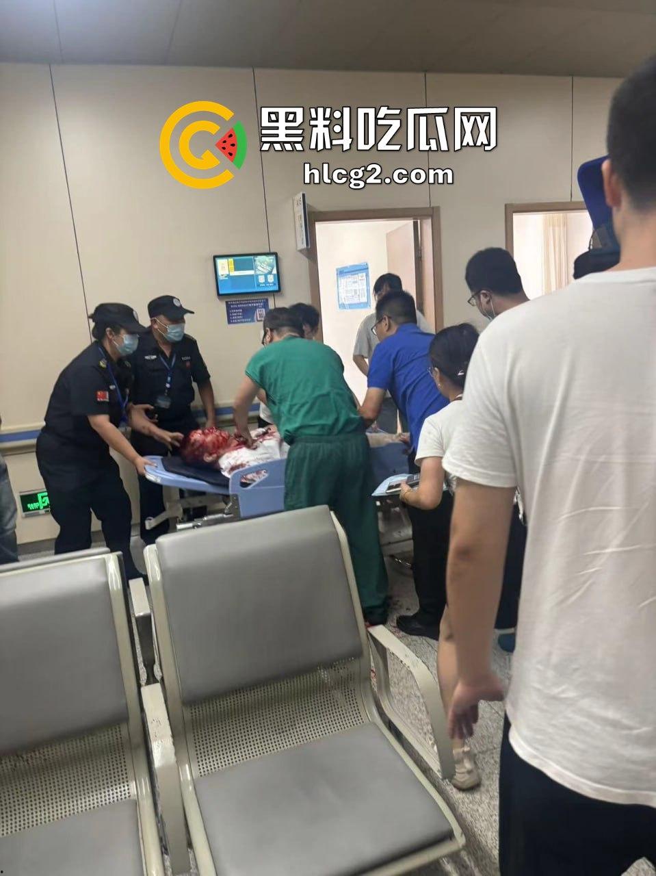 温州杀医案！完整始末！医生李晟被报复的患者家属认错人误砍伤  路人多角度拍摄完整过程！行凶者负罪跳楼自杀！ 第9张