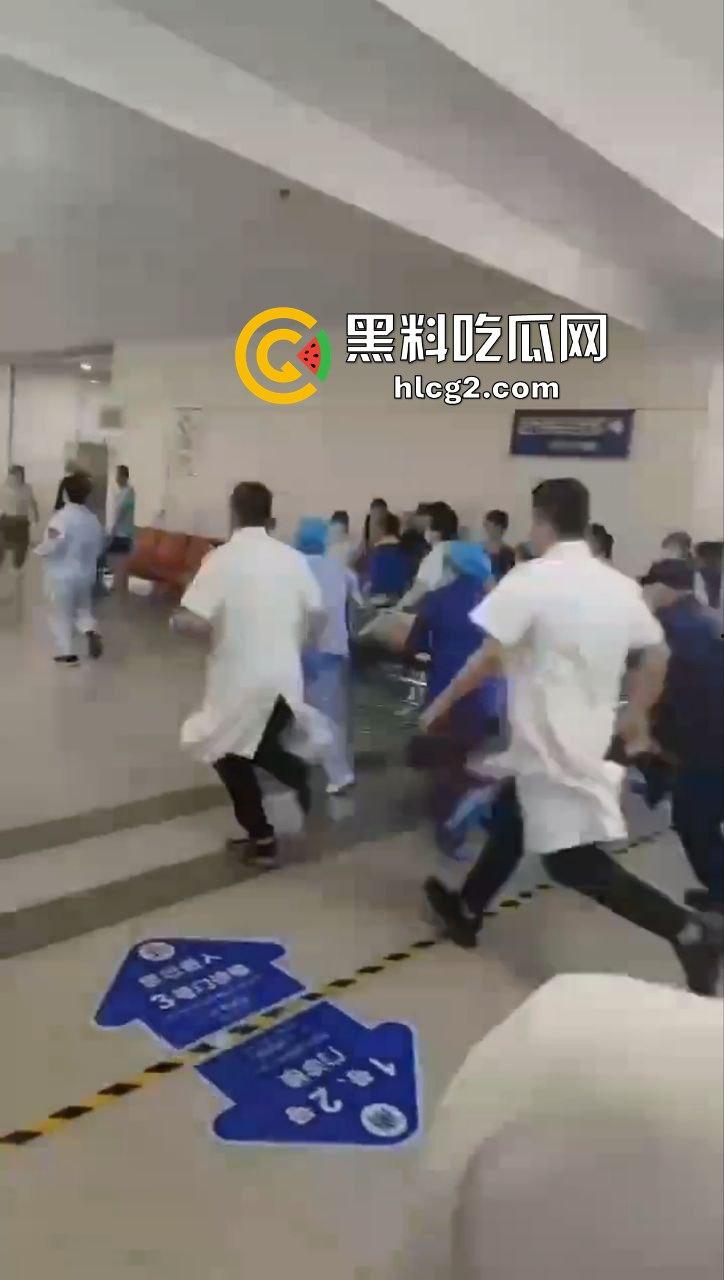 温州杀医案！完整始末！医生李晟被报复的患者家属认错人误砍伤  路人多角度拍摄完整过程！行凶者负罪跳楼自杀！ 第10张