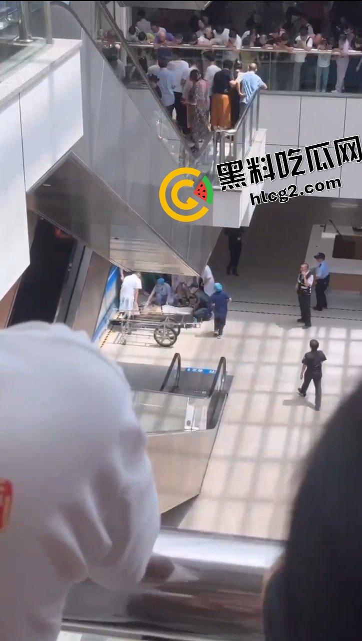 温州杀医案！完整始末！医生李晟被报复的患者家属认错人误砍伤  路人多角度拍摄完整过程！行凶者负罪跳楼自杀！ 第11张