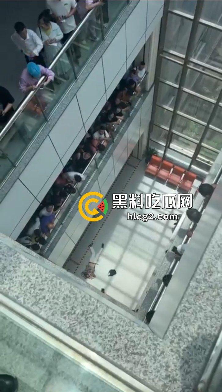 温州杀医案！完整始末！医生李晟被报复的患者家属认错人误砍伤  路人多角度拍摄完整过程！行凶者负罪跳楼自杀！ 第12张