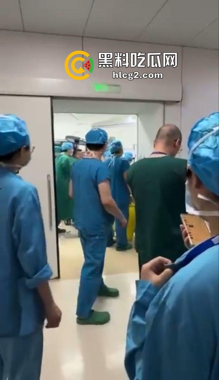 温州杀医案！完整始末！医生李晟被报复的患者家属认错人误砍伤  路人多角度拍摄完整过程！行凶者负罪跳楼自杀！ 第13张