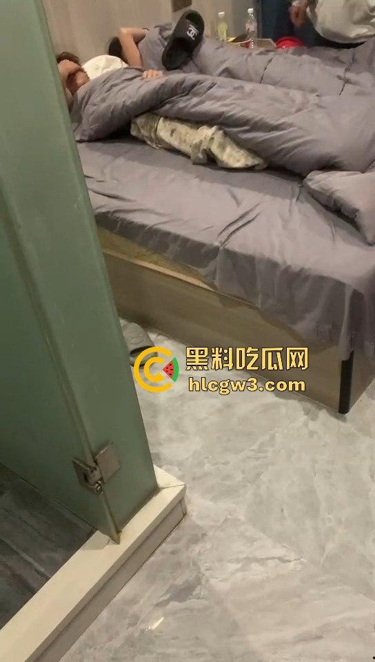 绿茶女炮台酒店开房偷吃带闺蜜围观！边炫泡面边看日逼大片，男友破门怒吼捉奸全程被录！  第2张