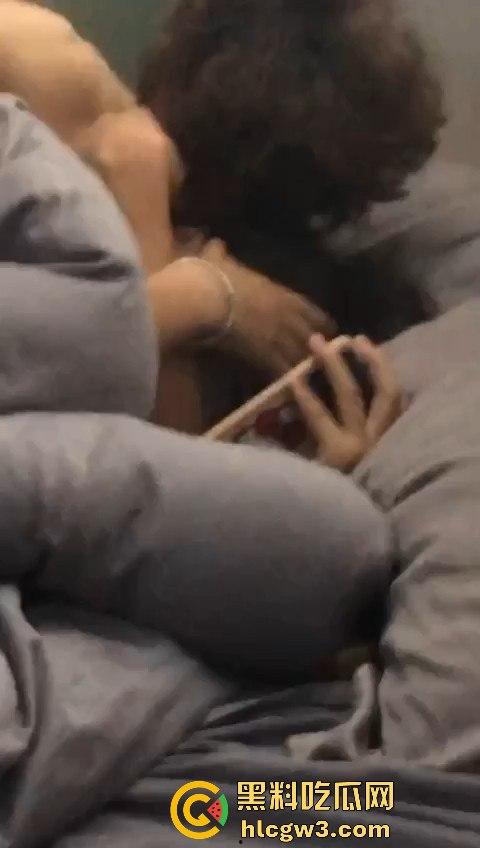 绿茶女炮台酒店开房偷吃带闺蜜围观！边炫泡面边看日逼大片，男友破门怒吼捉奸全程被录！  第3张