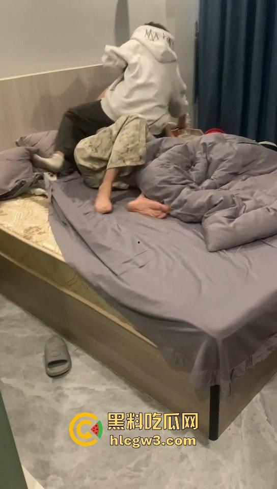 绿茶女炮台酒店开房偷吃带闺蜜围观！边炫泡面边看日逼大片，男友破门怒吼捉奸全程被录！  第5张