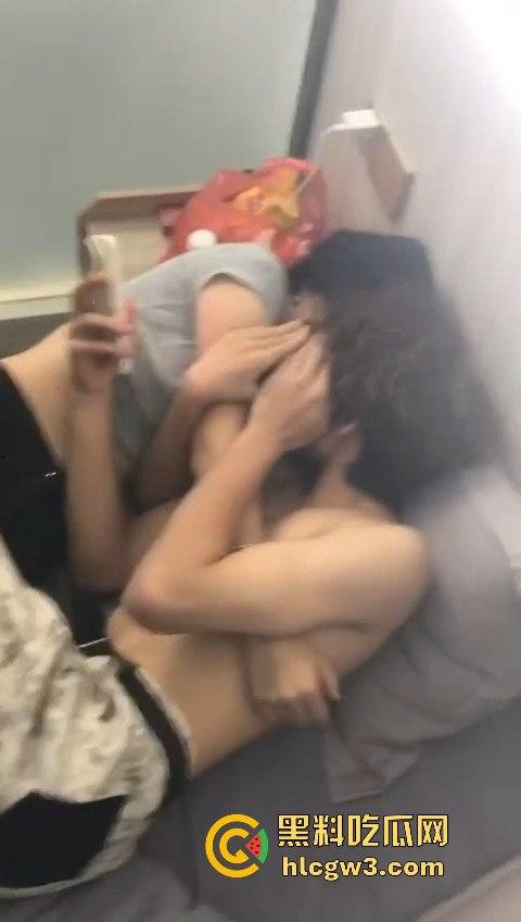 绿茶女炮台酒店开房偷吃带闺蜜围观！边炫泡面边看日逼大片，男友破门怒吼捉奸全程被录！  第6张