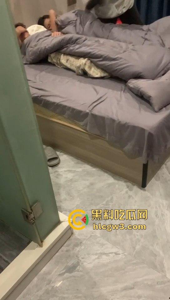 绿茶女炮台酒店开房偷吃带闺蜜围观！边炫泡面边看日逼大片，男友破门怒吼捉奸全程被录！  第7张