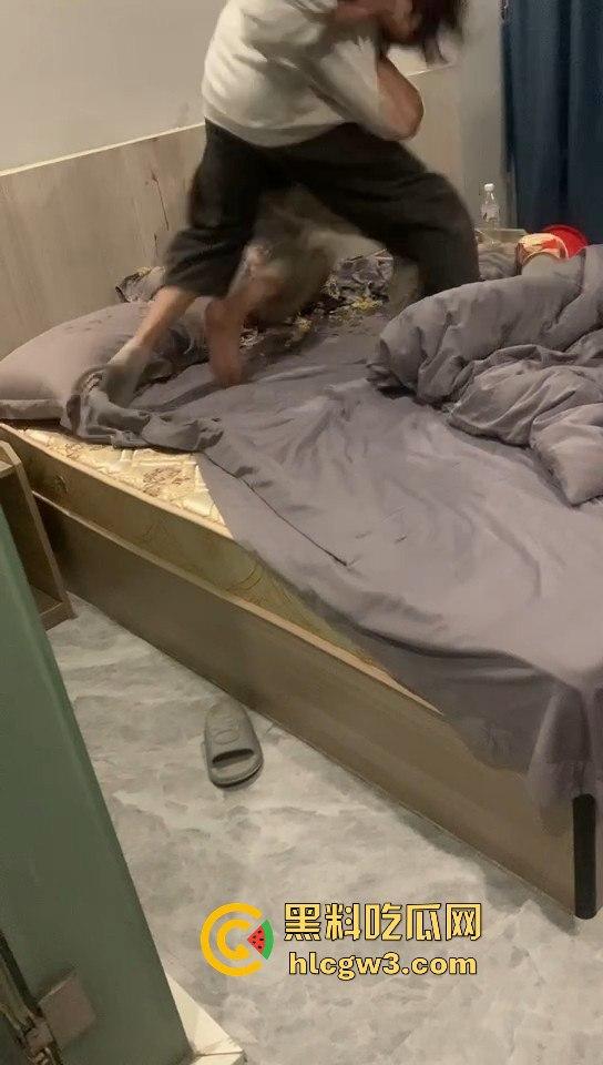 绿茶女炮台酒店开房偷吃带闺蜜围观！边炫泡面边看日逼大片，男友破门怒吼捉奸全程被录！  第10张