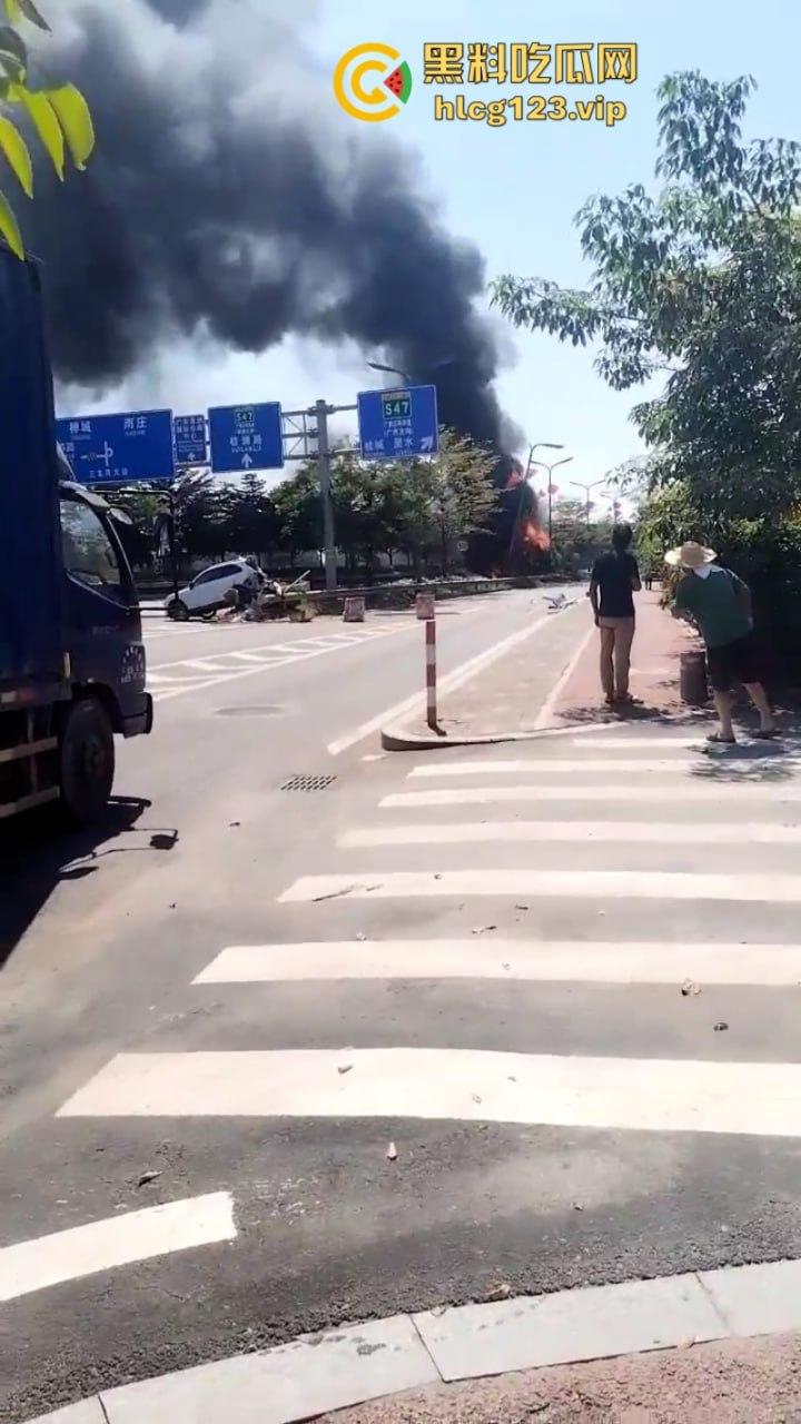 马路是我家！佛山南海小车实线变道 追尾撞上小车油箱爆炸 很惨烈！  第5张