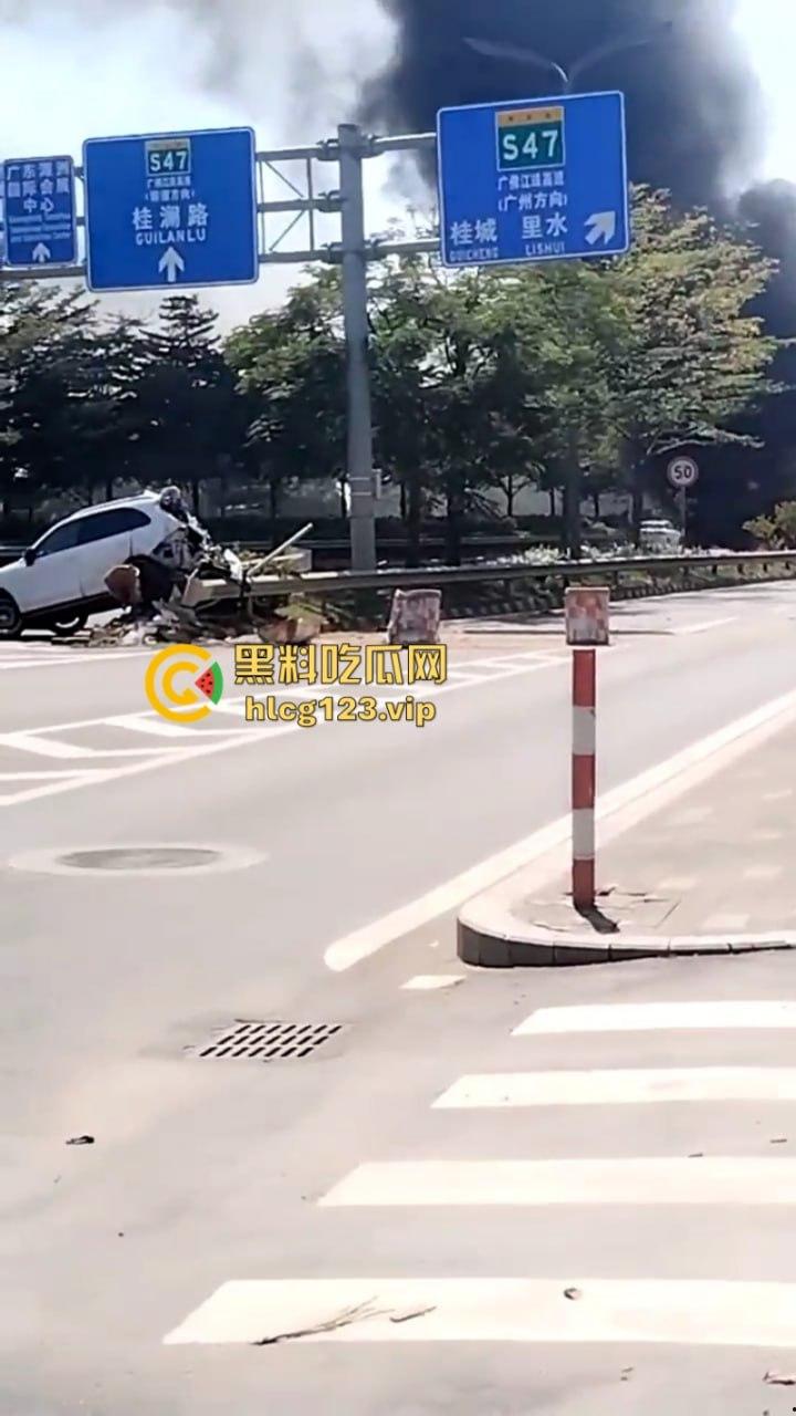 马路是我家！佛山南海小车实线变道 追尾撞上小车油箱爆炸 很惨烈！  第7张