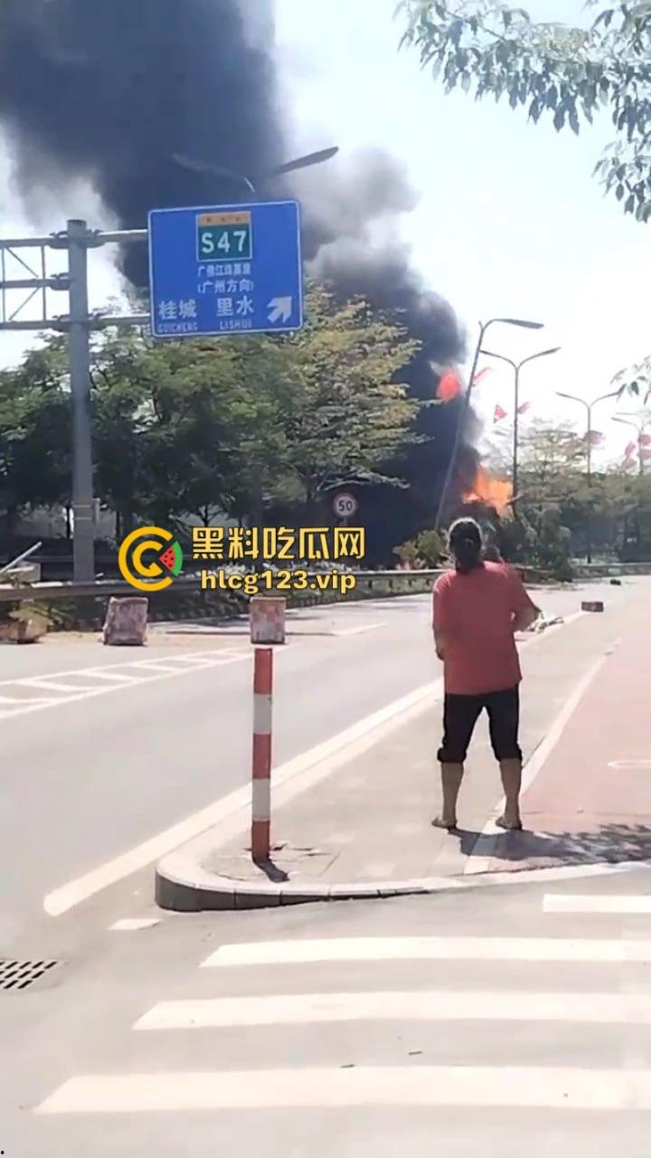 马路是我家！佛山南海小车实线变道 追尾撞上小车油箱爆炸 很惨烈！  第8张