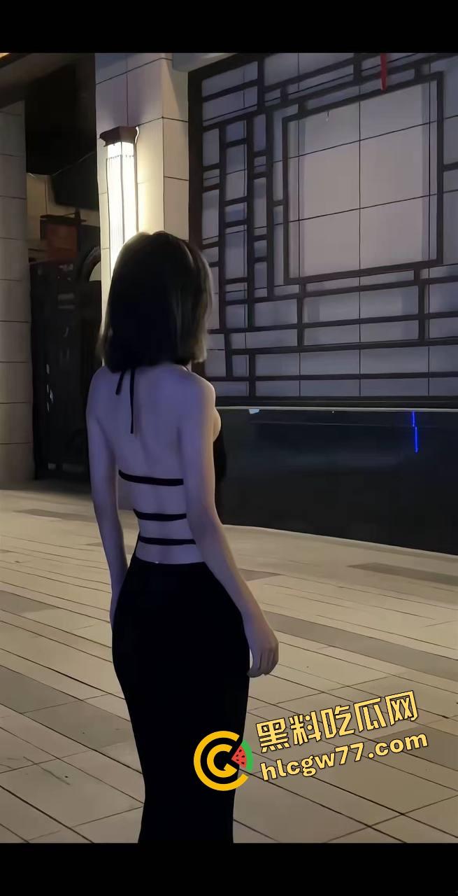 骚得要命的颜值妹子主动跪舔，嘴上功夫堪比老炮，深喉后入双夹爆射，内射后还用小穴夹着帮你挤干！  第1张