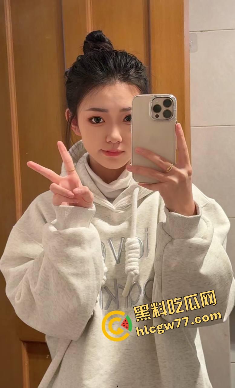 骚得要命的颜值妹子主动跪舔，嘴上功夫堪比老炮，深喉后入双夹爆射，内射后还用小穴夹着帮你挤干！  第2张