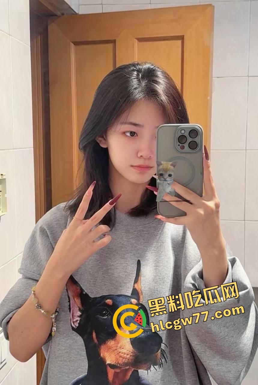 骚得要命的颜值妹子主动跪舔，嘴上功夫堪比老炮，深喉后入双夹爆射，内射后还用小穴夹着帮你挤干！  第3张