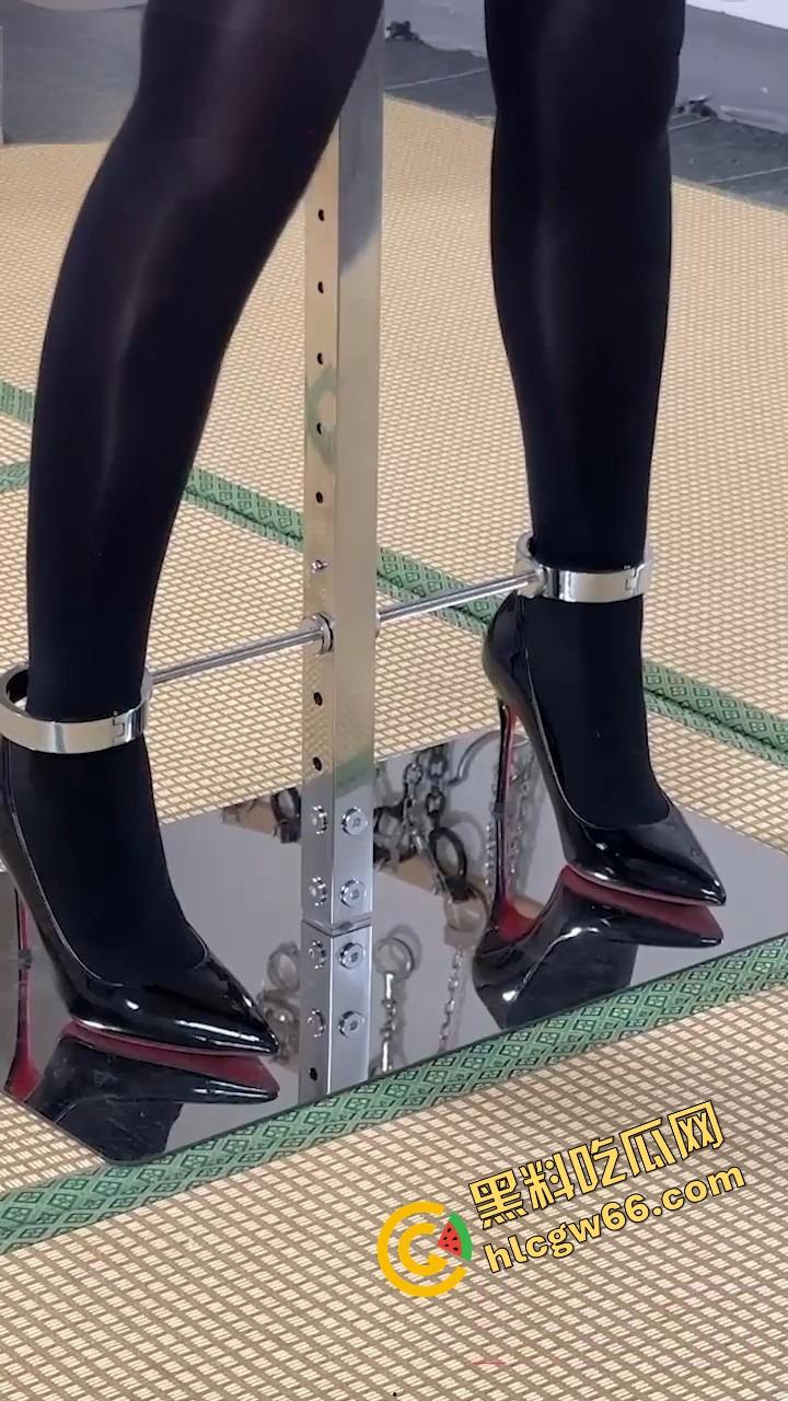 小M骚逼私拍调教流出，偷抠嫩屄被主人当场抓包，手铐吊着狂操浪穴，逼水喷得跟尿崩！  第8张