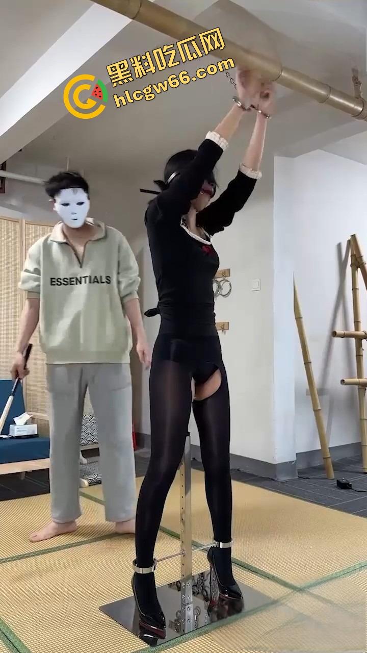 小M骚逼私拍调教流出，偷抠嫩屄被主人当场抓包，手铐吊着狂操浪穴，逼水喷得跟尿崩！  第10张